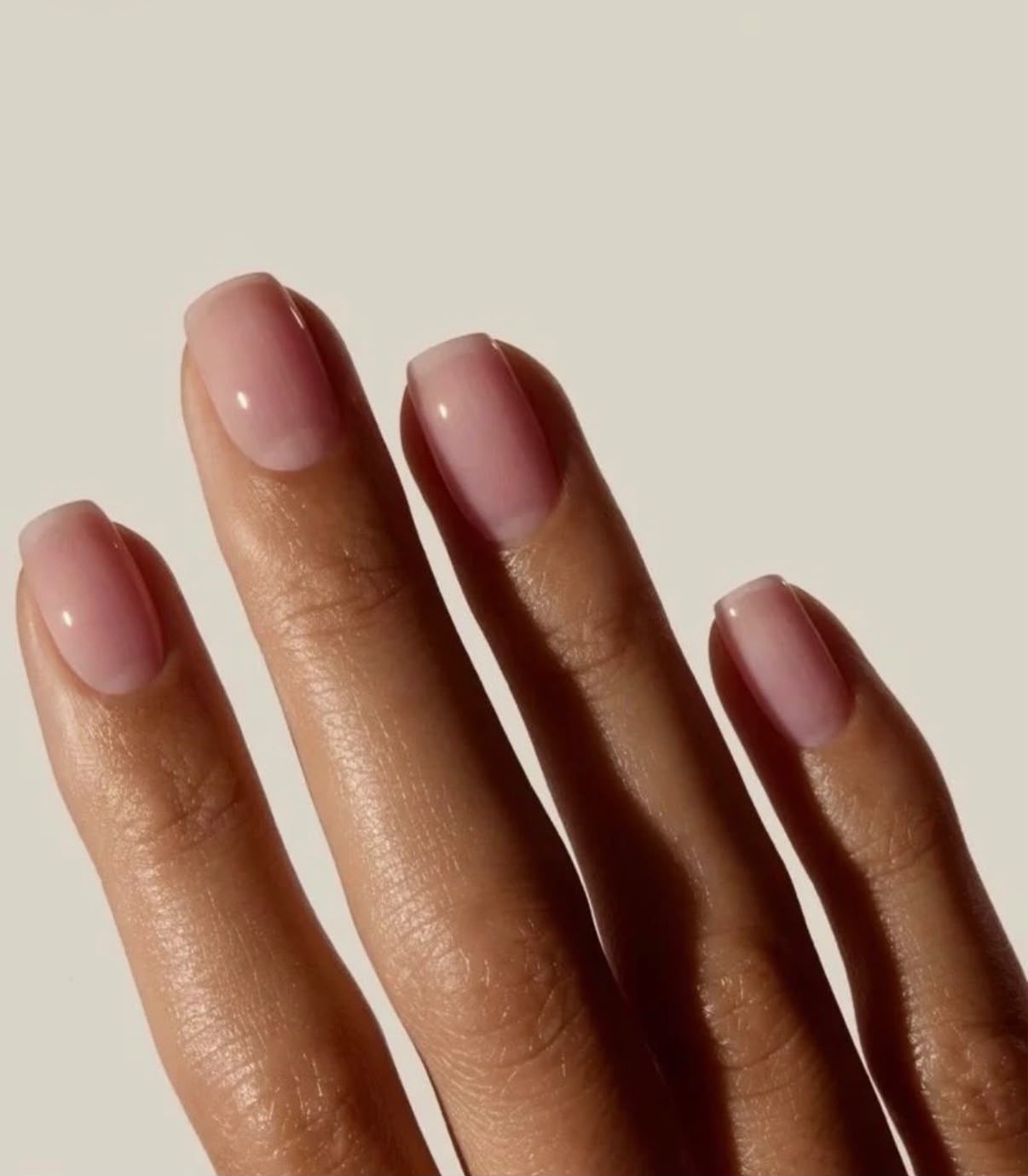 Natuurlijke BIAB-nagels in een zachte nudetint