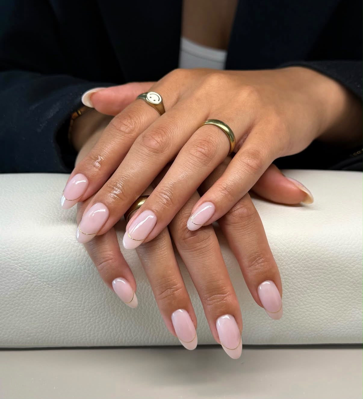 Elegante mandelförmige Nägel mit dezentem French